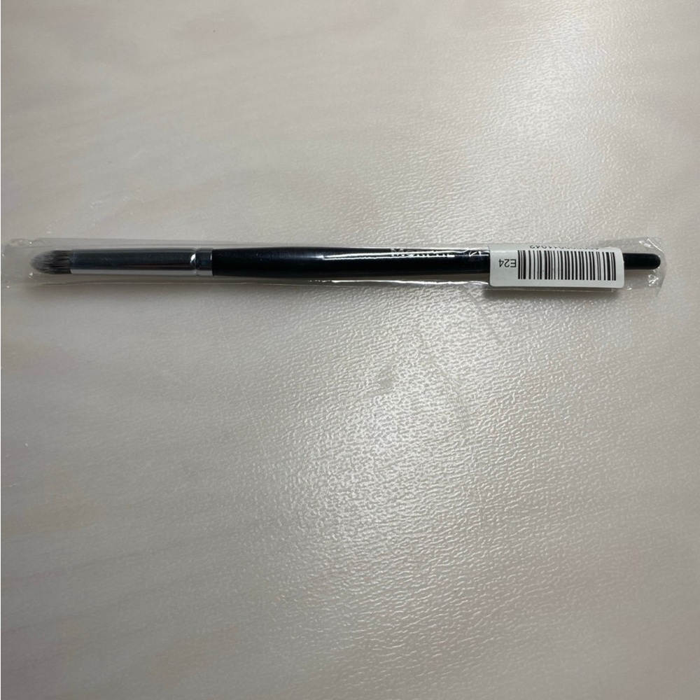 Morphe E24 bullet crease brush